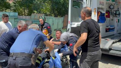 Bilecik’te bir metruk evin çatısında çıkan yangına müdahale sırasında bir