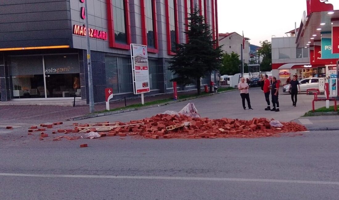 Çaycuma ilçesinde meydana gelen bir olayda, seyir halindeki bir tırın