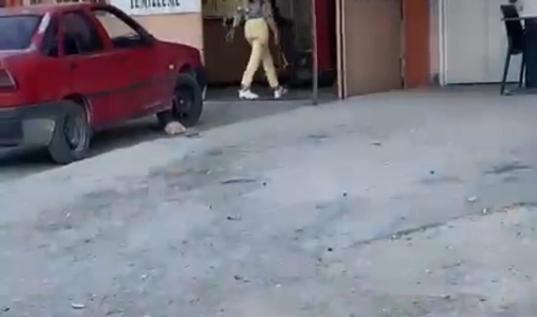 Afyonkarahisar’da bir genç kadın, sevgilisine kızarak çekiçle sevgilisinin aracına ve