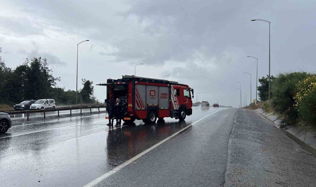 Çekmeköy’de yaşanan şiddetli yağış nedeniyle direksiyon hakimiyeti kaybolan bir ambulans