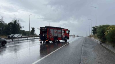 Çekmeköy’de yaşanan şiddetli yağış nedeniyle direksiyon hakimiyeti kaybolan bir ambulans