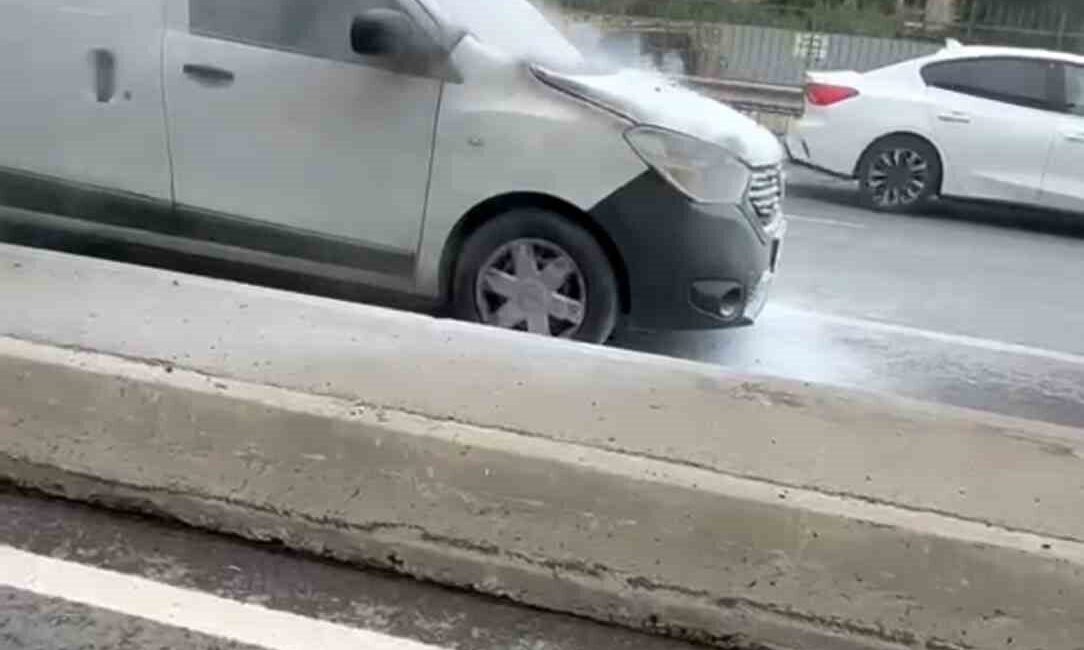 Çekmeköy’de seyir halinde olan bir aracın motor kısmından yükselen dumanlar,