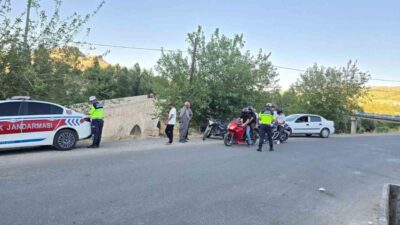 Diyarbakır’ın Çermik ilçesinde jandarma ekipleri tarafından trafik denetimi gerçekleştirildi. Haburman