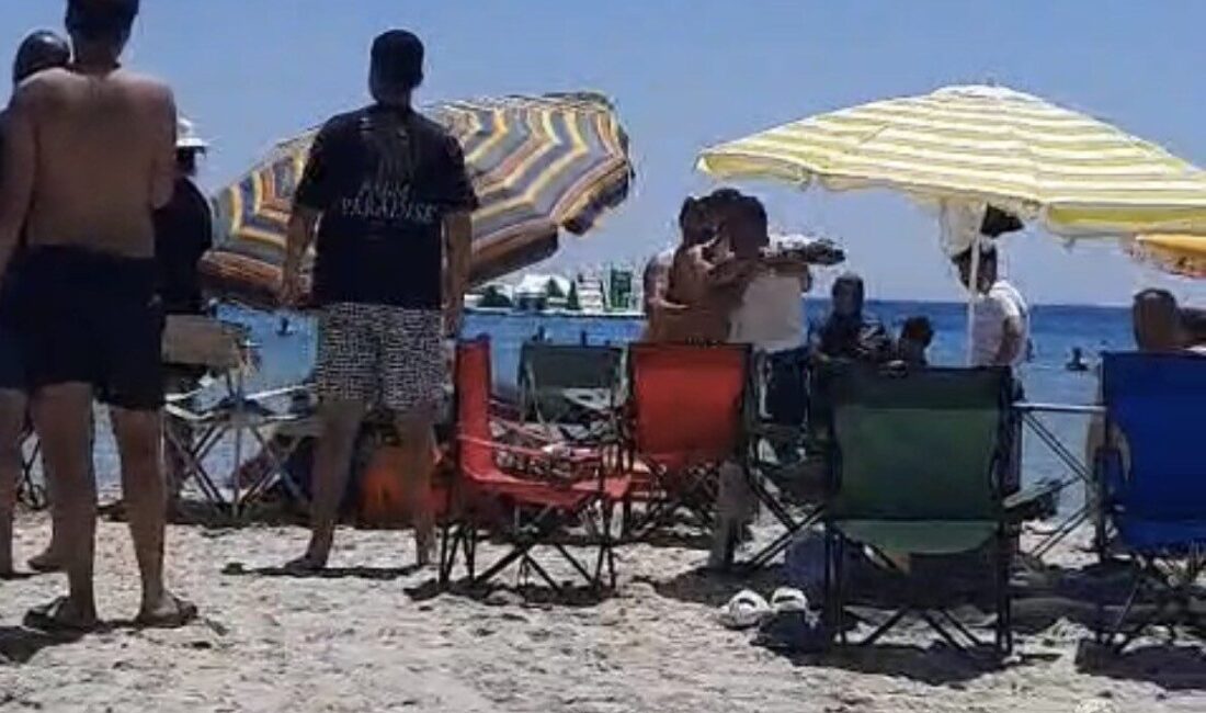 Çeşme ilçesinde bulunan dünyaca ünlü Altınkum Plajı’nda, kendi şemsiyesini açmak