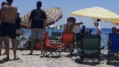 Çeşme ilçesinde bulunan dünyaca ünlü Altınkum Plajı’nda, kendi şemsiyesini açmak