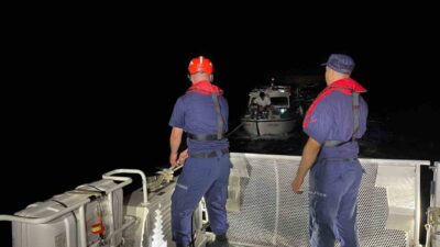 İzmir’in Çeşme ilçesi açıklarında, motor arızası yaşayan özel bir teknenin