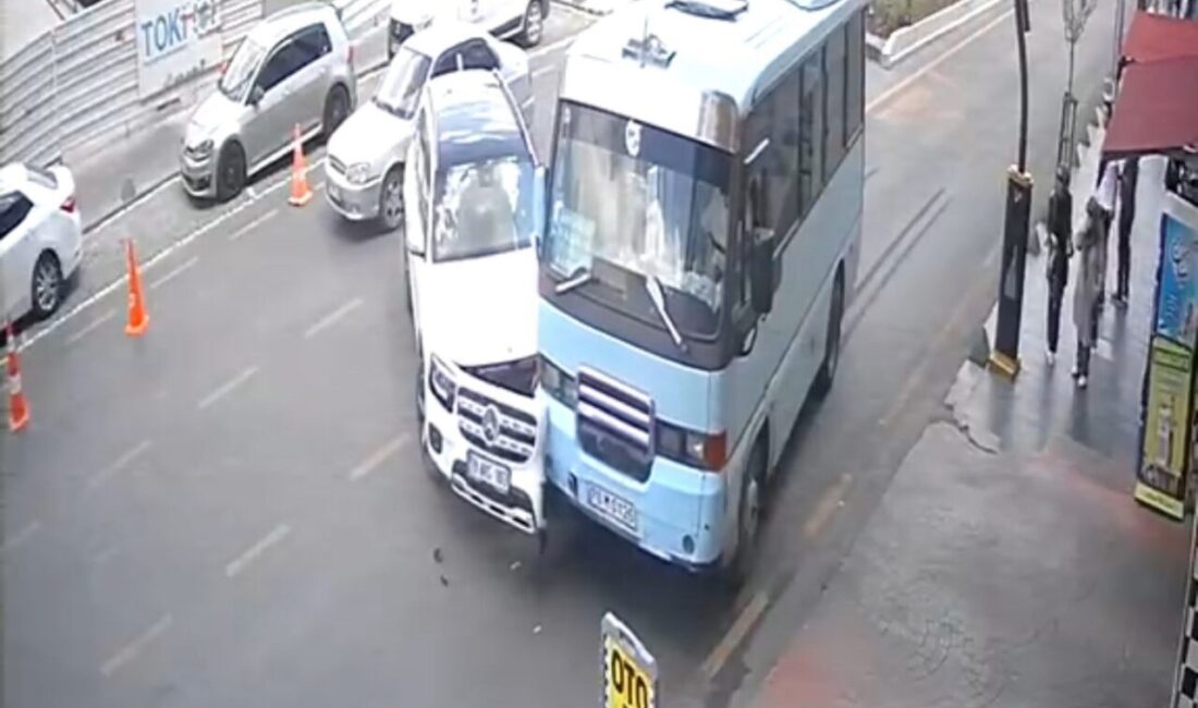 Karabük’te bir cip ile bir yolcu minibüsünün çarpıştığı kaza anı,