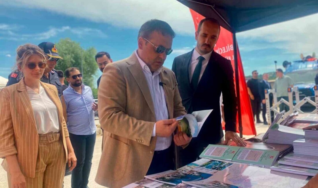 Bilecik ilinde pikniğe çıkan ailelerin çocukları, dolaşan kütüphanede kitap okuyarak