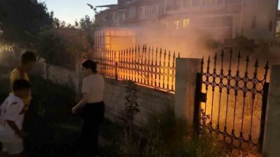 Aksaray ilinde bir kreşin bahçesinde meydana gelen yangın, çevredeki evlerin