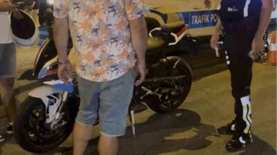 Tekirdağ’ın Çorlu ilçesindeki bir polis uygulaması sırasında, motosiklet sürücüsü, polisin