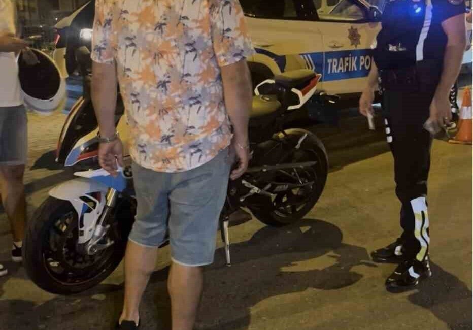 Tekirdağ’ın Çorlu ilçesindeki bir polis uygulaması sırasında, motosiklet sürücüsü, polisin