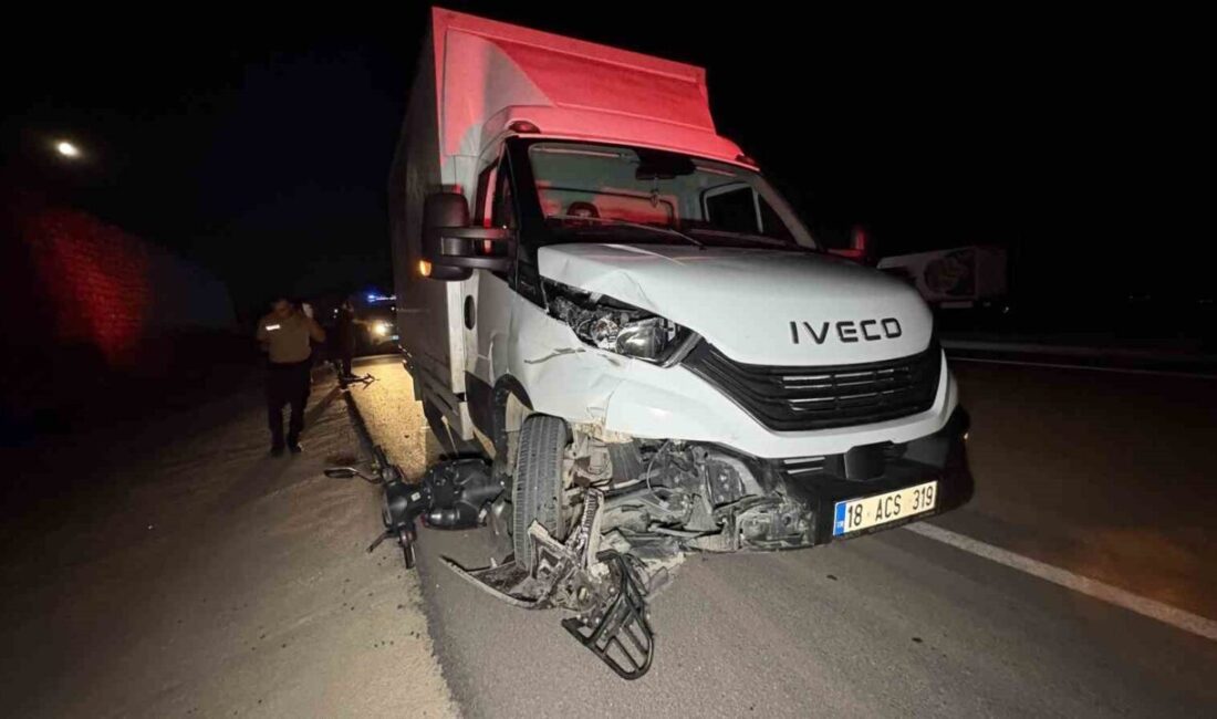 Çorum’da bir motosiklet sürücüsü, iddiaya göre kamyonetle ters yönde seyreden
