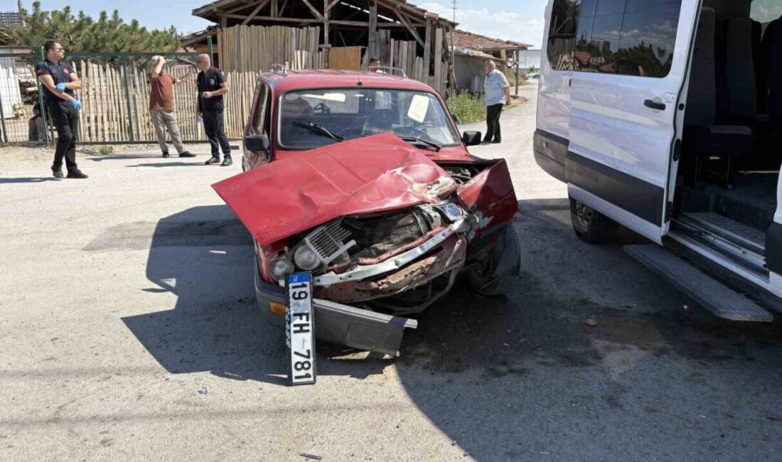 Çorum’da meydana gelen trafik kazasında, bir minibüsün ve bir otomobilin