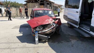Çorum’da meydana gelen trafik kazasında, bir minibüsün ve bir otomobilin