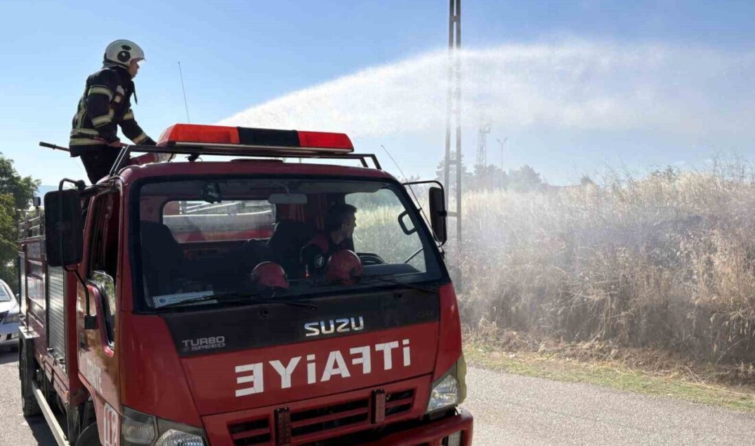 Çorum’da Bahçelievler Çamlık Caddesi üzerindeki otluk alanda çıkan yangın, itfaiye