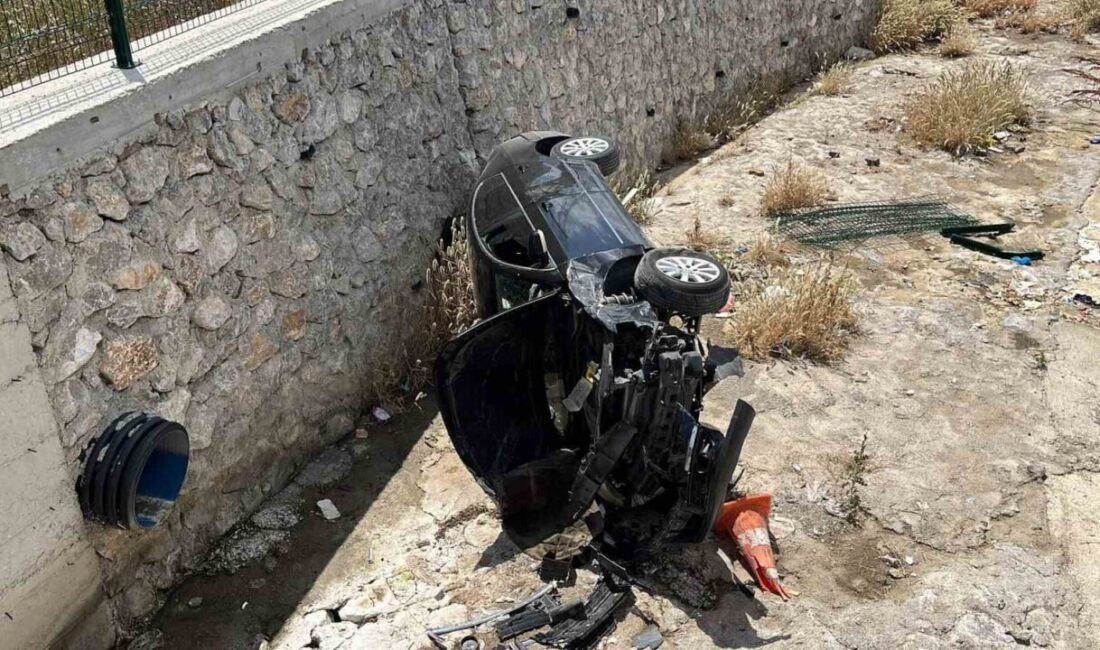 Çorum’da bir sürücü, direksiyon hakimiyetini kaybederek otomobilini Söğütlü Evler Caddesi’nde