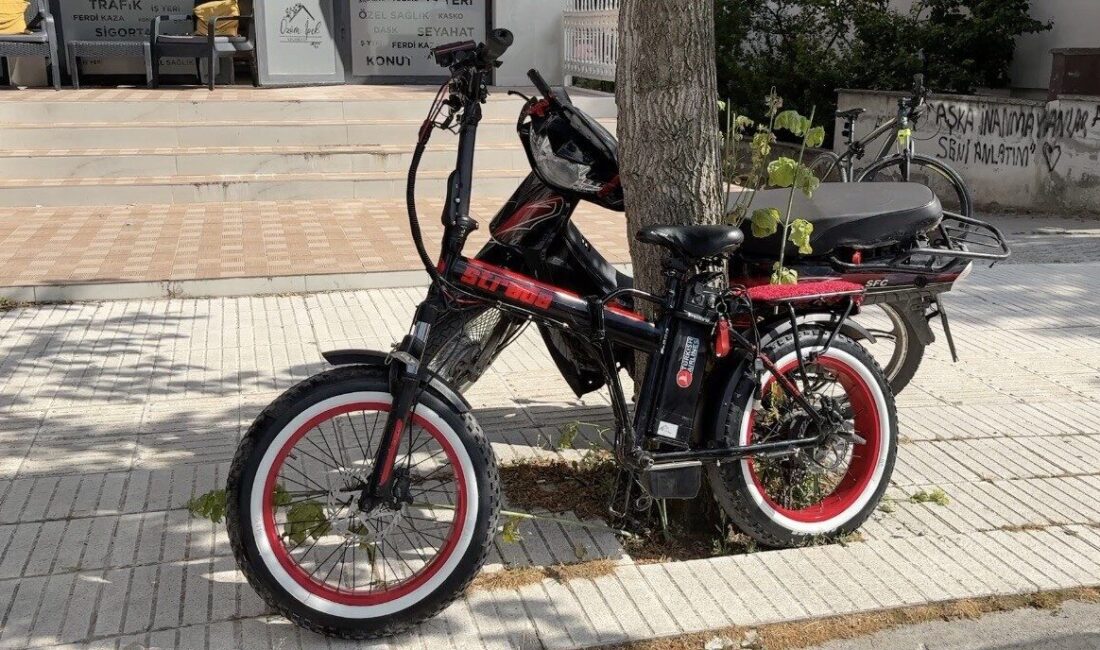 Çorum’da bir otomobil, geri geri manevra yaparken bir elektrikli bisiklete