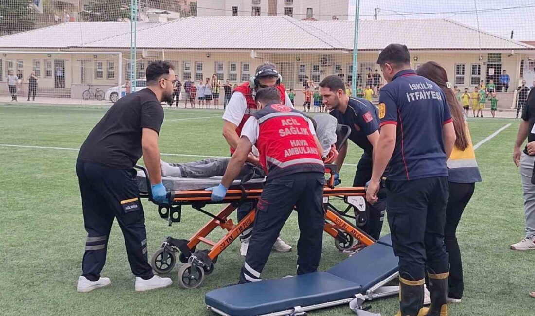 Çorum’un İskilip ilçesinde yaşanan olayda, eli kapıya sıkışan ve parmağı