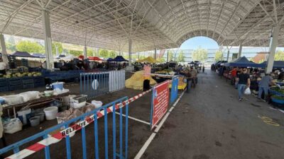 Çorum Belediyesi Zabıta Müdürlüğü ekipleri, semt pazarlarında “seç-al” kuralının ihlal