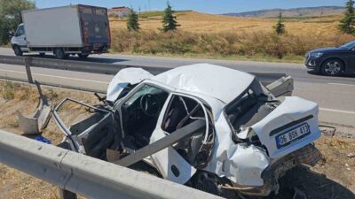 Çorum’da bir otomobilin tır ile çarpışması sonucu meydana gelen kaza,