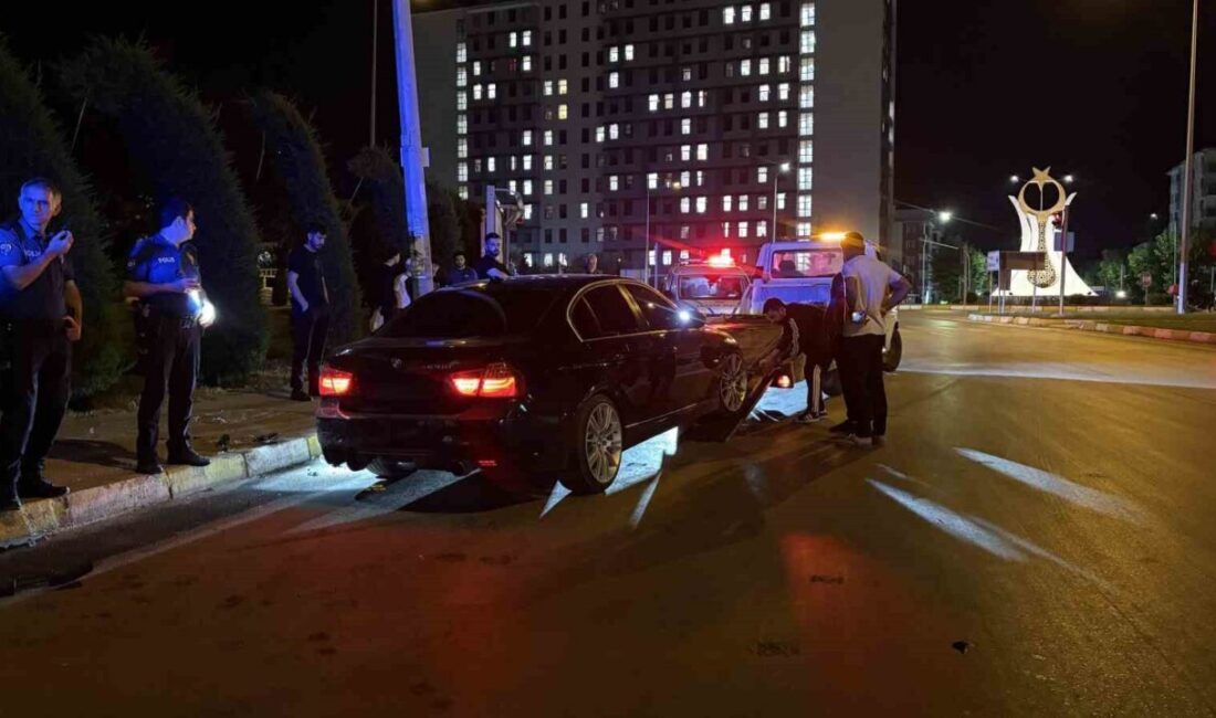 Çorum’da meydana gelen trafik kazasında kontrolü kaybeden bir otomobil, park