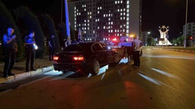 Çorum’da meydana gelen trafik kazasında kontrolü kaybeden bir otomobil, park