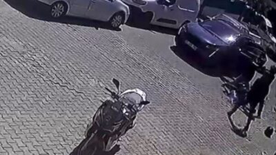 İzmir’in Karabağlar ilçesinde, bir motosiklet sürücüsü yoldaki çukura dikkat ettiği
