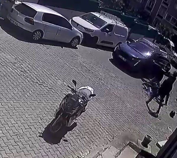 İzmir’in Karabağlar ilçesinde, bir motosiklet sürücüsü yoldaki çukura dikkat ettiği