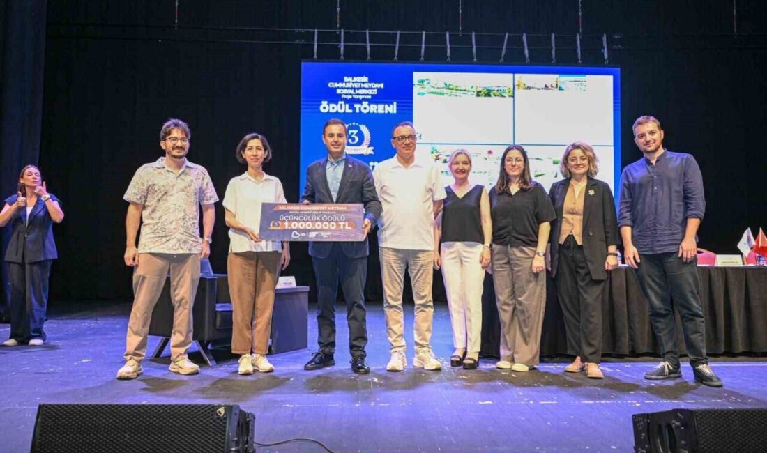 Balıkesir Büyükşehir Belediye Başkanı Ahmet Akın, Balıkesir Cumhuriyet Meydanı Sosyal