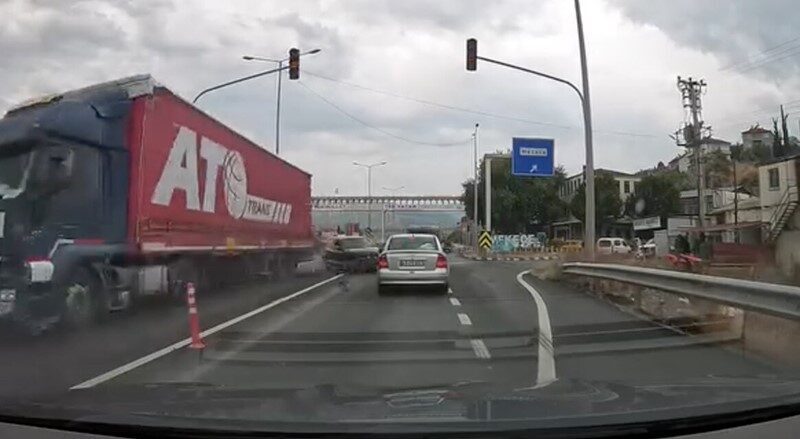 Pamukova ilçesinde meydana gelen trafik kazasında, kontrolsüz bir şekilde D-650
