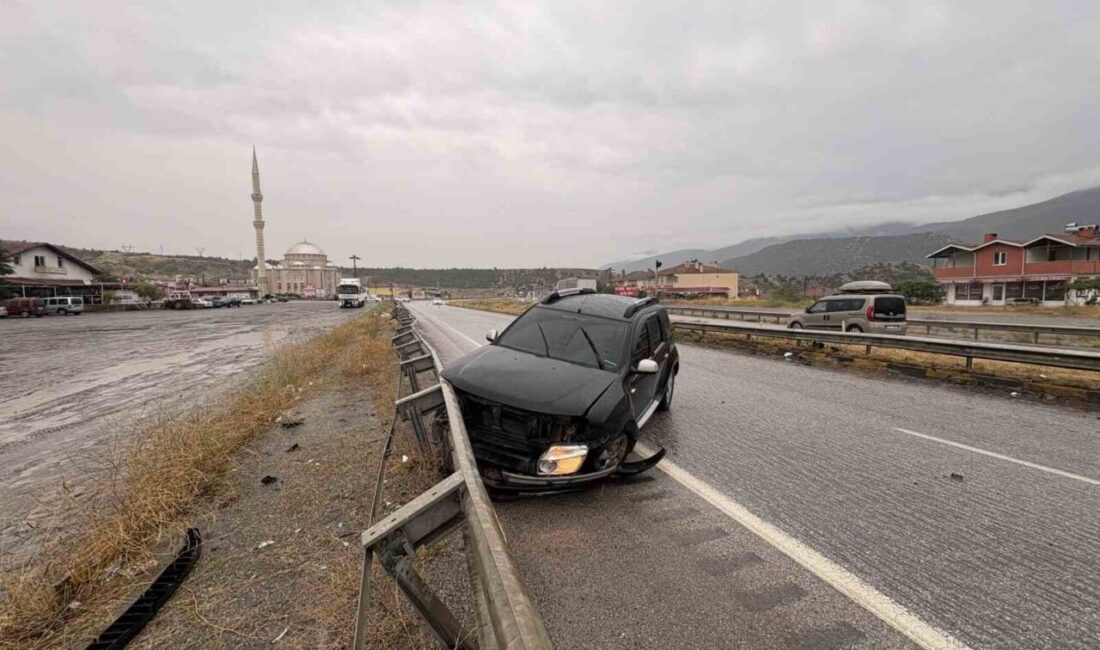 Kastamonu’nun Tosya ilçesinde etkili olan şiddetli yağışlar nedeniyle D100 karayolunda