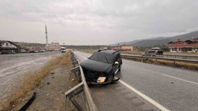 Kastamonu’nun Tosya ilçesinde etkili olan şiddetli yağışlar nedeniyle D100 karayolunda