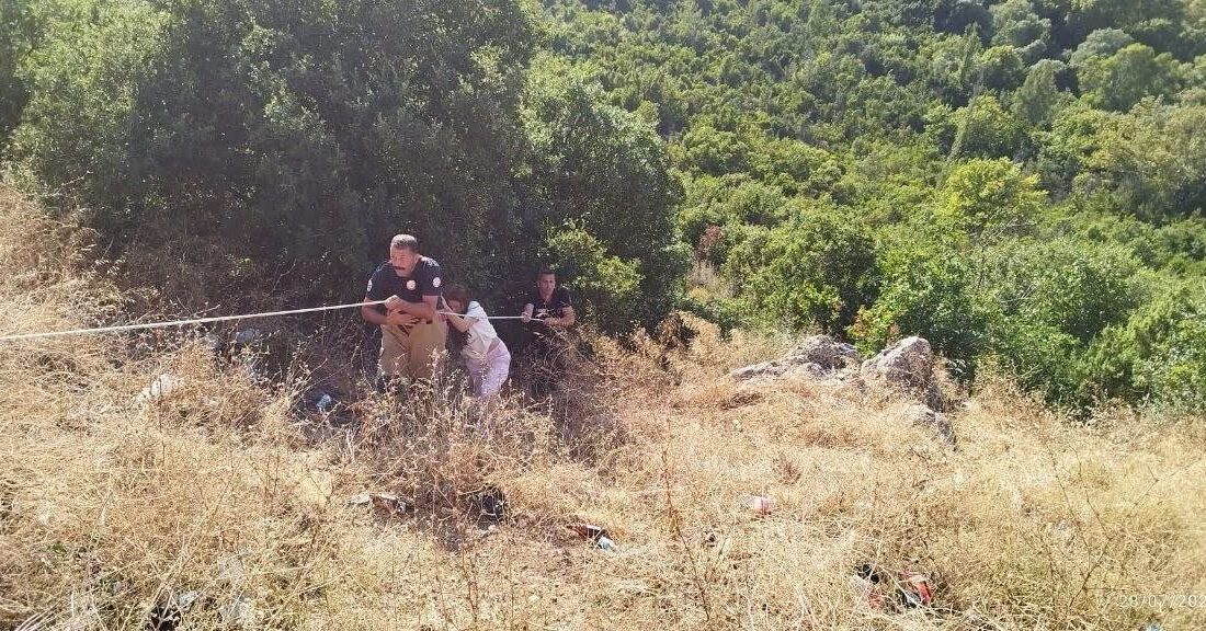 Hatay’da bir vatandaş, Defne ilçesi Seyir Tepesi’nde uçurumdan aşağıya doğru