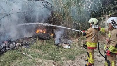 Hatay’ın Defne ilçesindeki sazlık alanda çıkan yangın, ekiplerin hızlı müdahalesi