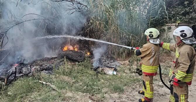 Hatay’ın Defne ilçesindeki sazlık alanda çıkan yangın, ekiplerin hızlı müdahalesi