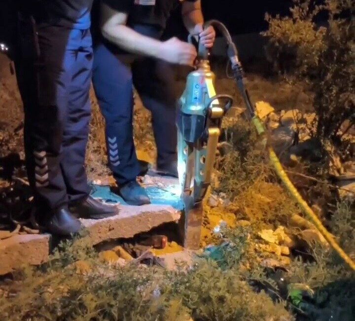Hatay’da bir kirpinin demir borunun içine düşmesi sonucu mahsur kalmasıyla