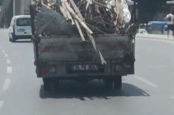 Zeytinburnu’nda bir hurda kamyonetin trafikte güvenlik riski oluşturacak şekilde ilerlemesi