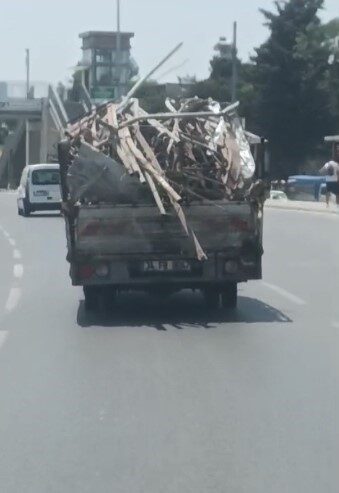 Zeytinburnu’nda bir hurda kamyonetin trafikte güvenlik riski oluşturacak şekilde ilerlemesi