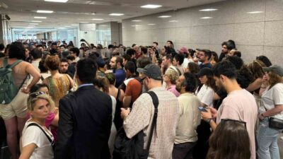 Komedyen Deniz Göktaş’ın adli işlemleri devam ederken İstanbul Adliyesi önünde