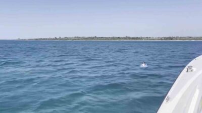 Didim ilçesine bağlı açıklarda deniz yatağıyla sürüklenen bir çocuk, Sahil
