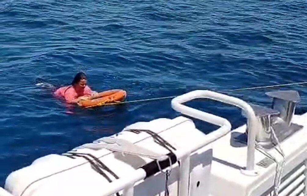 Kuşadası ilçesine bağlı Aydın’da, denizde yönünü kaybeden ve yorgun düşen