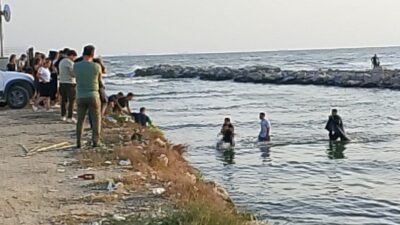 Mersin’de ailesiyle birlikte gittiği sahil kıyısında denize giren ve daha