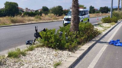 Denizli’nin Pamukkale ilçesinde kontrolden çıkan bir motosikletin refüjdeki ağaca çarpması