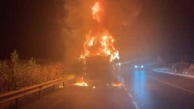 Pamukkale ilçesinde bir tırın gece saatlerinde seyir halindeyken motor kısmından