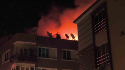Denizli Merkezefendi ilçesine bağlı Sırakapılar Mahallesi’nde gece yarısı çıkan çatı