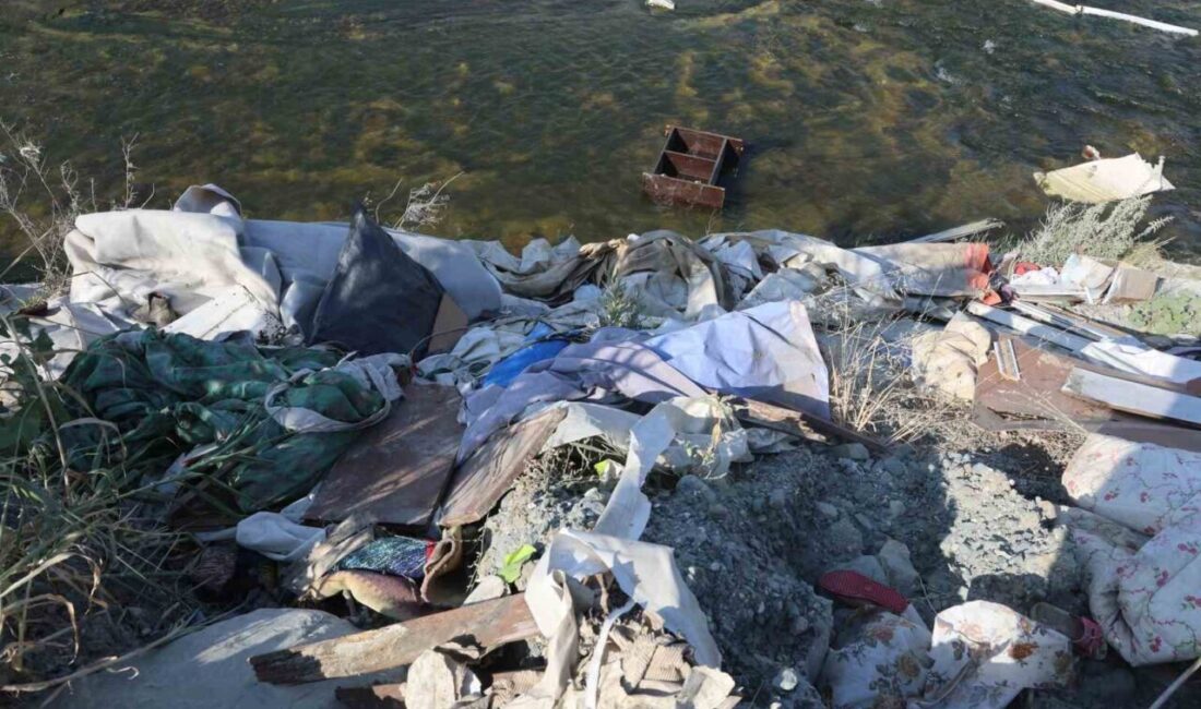 Hatay’ın Defne ilçesine bağlı Çekmece Mahallesi’nde, kamyonetle dere kenarına gelen