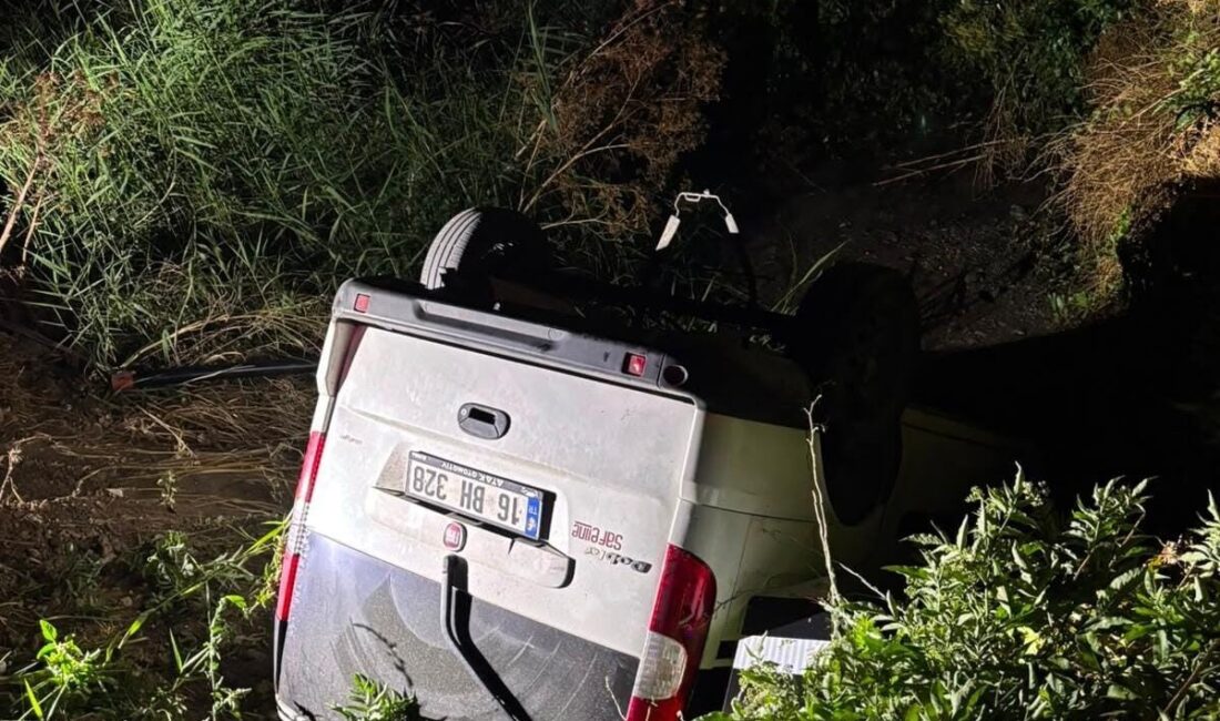 Bursa’nın İnegöl ilçesinde yaşanan trafik kazasında kontrolü kaybeden bir hafif