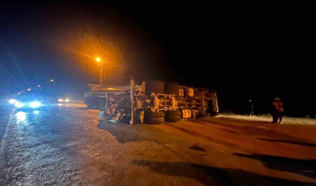 Manavgat ilçesinde meydana gelen bir kaza sonucunda beton mikseri devrildi