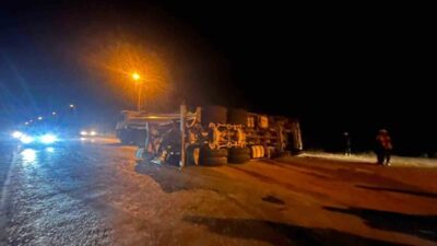 Manavgat ilçesinde meydana gelen bir kaza sonucunda beton mikseri devrildi