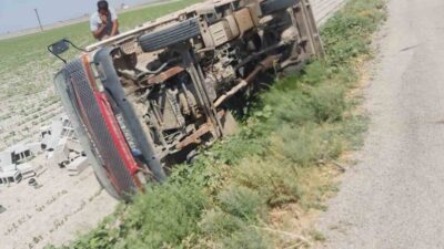 Hatay’ın Kumlu ilçesinde bir sürücü, kontrolünü kaybettiği briket yüklü kamyonuyla